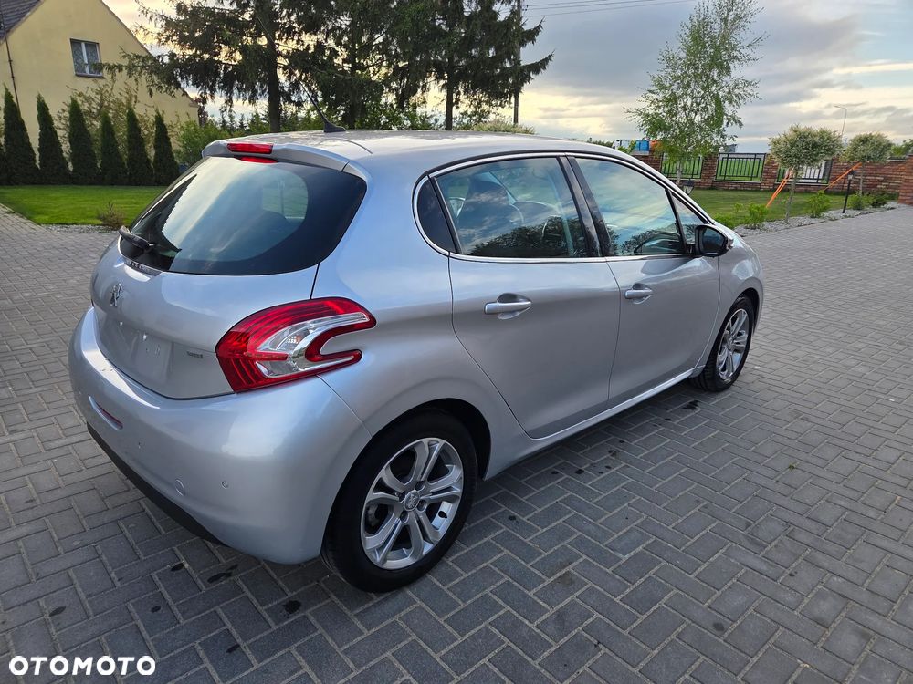 Peugeot 208 - 8