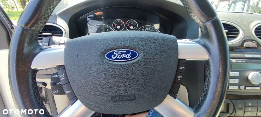 Ford Focus 1.6 16V Ghia - 32