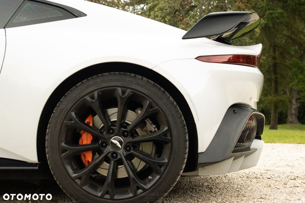 Aston Martin Vantage - 7