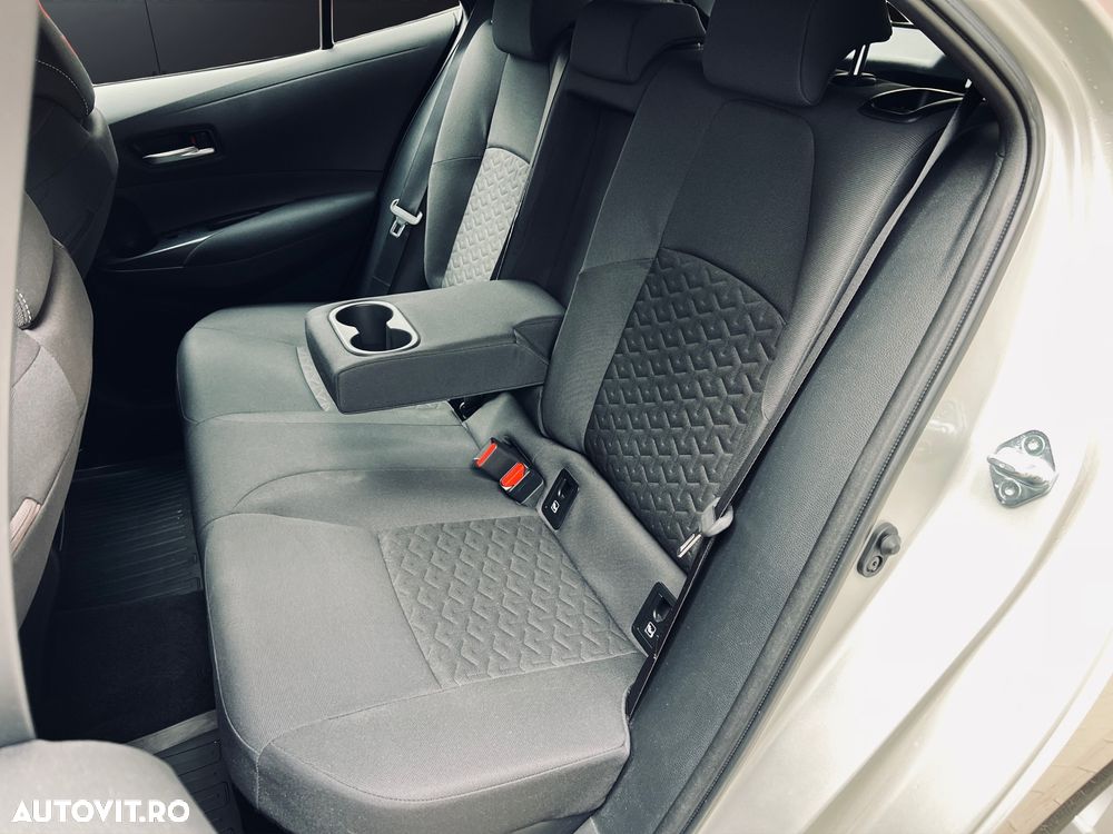Toyota Corolla 1.8 HSD Business - 18