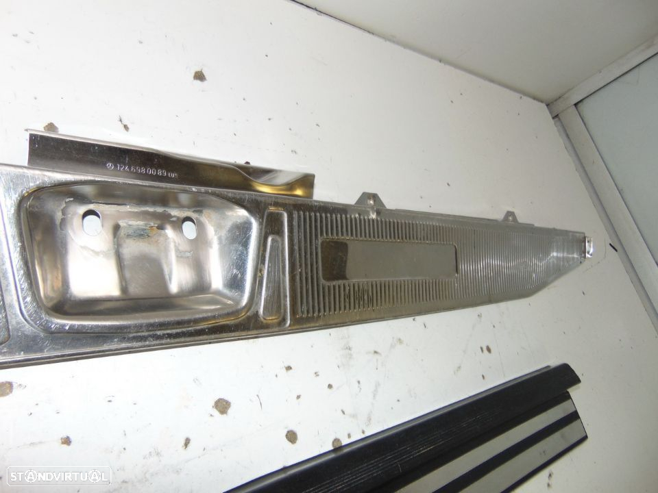 Mercedes w124 friso da mala em aço inox e pousa pes - 3