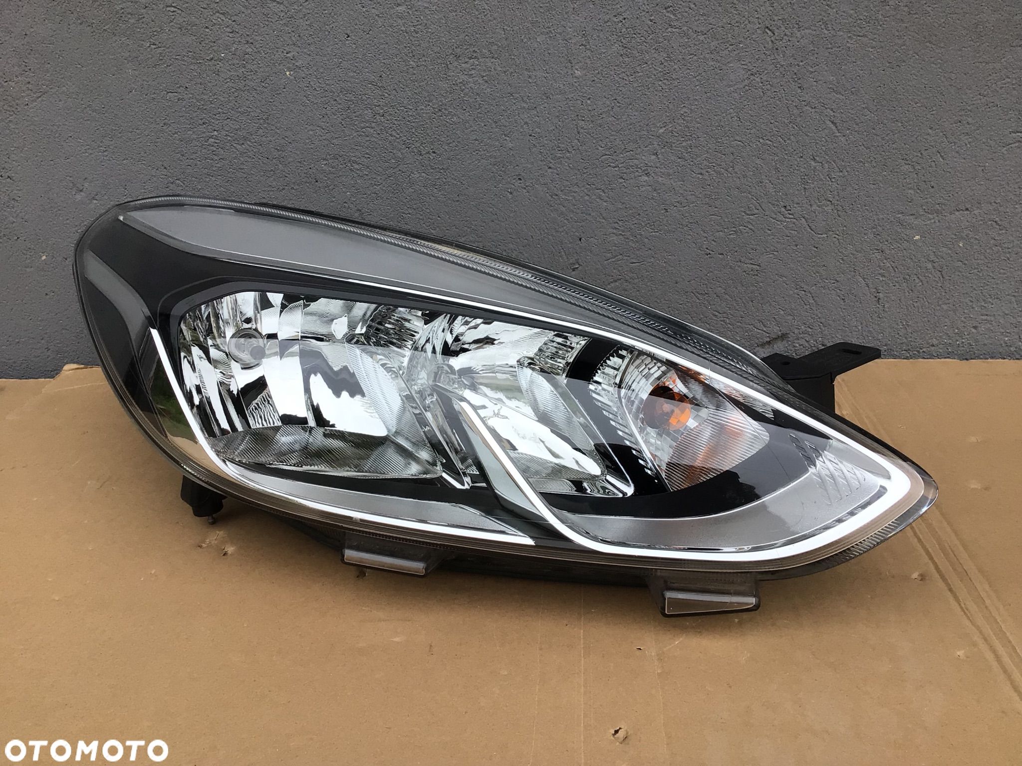 Lampa przednia prawa Ford Fiesta MK8 zwykła - 1