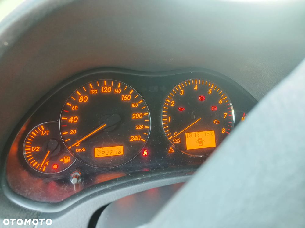 Toyota Avensis 1.8 VVT-i Luna - 26