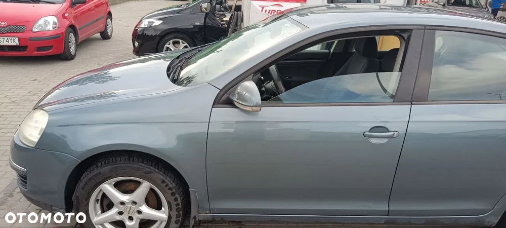 Volkswagen Jetta 1.6 FSI Comfortline - 12