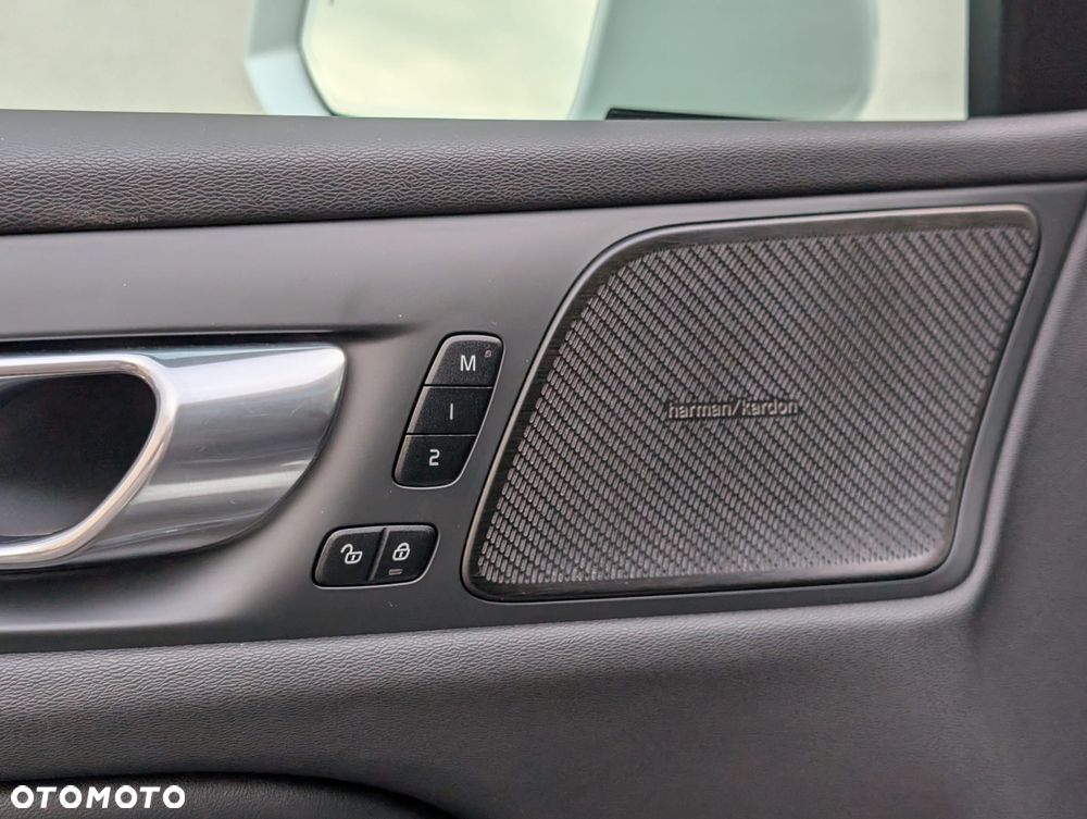Volvo V60 B5 B AWD Plus Dark - 19