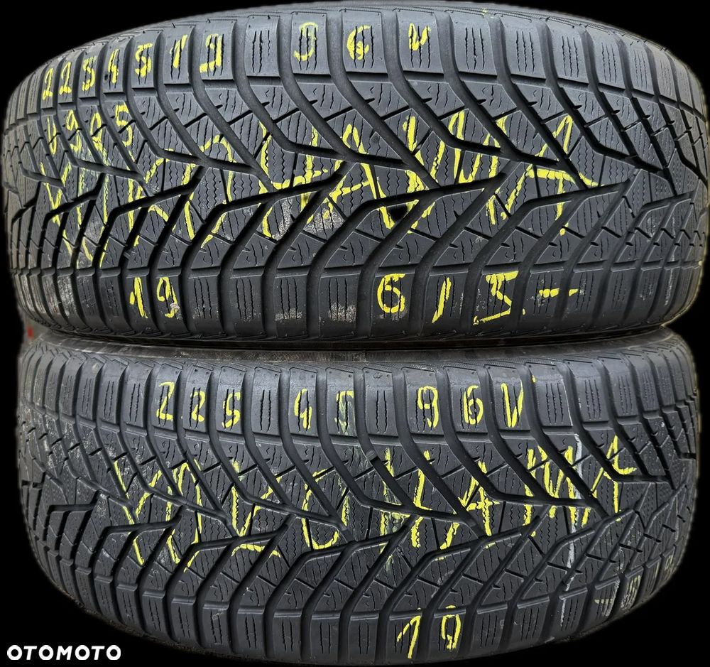 2 x 225/45R19 Yokohama BluEarth Winter V905 - 1
