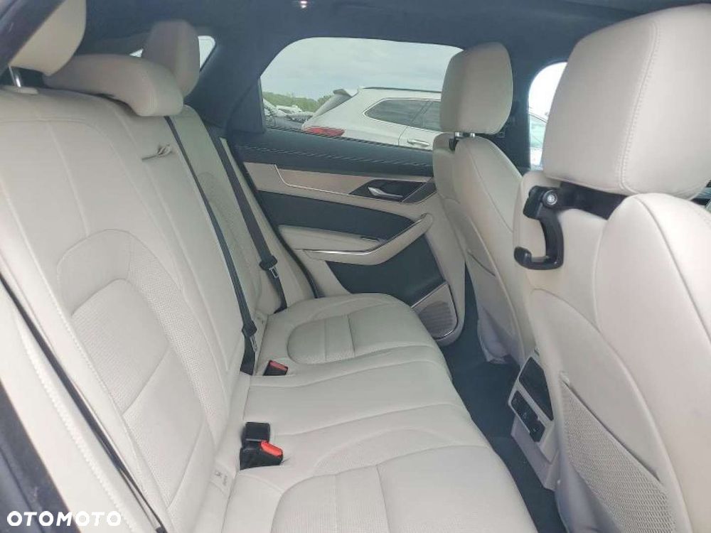 Jaguar F-Pace - 11