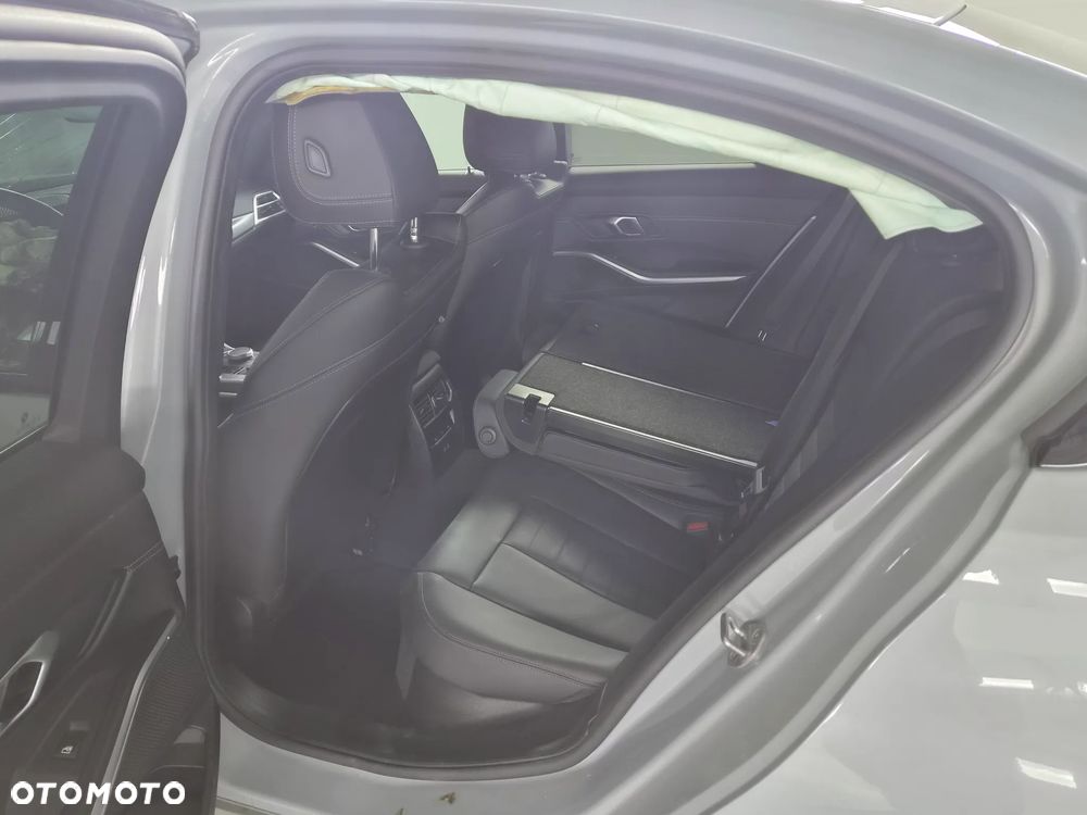 BMW Seria 3 330e xDrive M Sport - 8