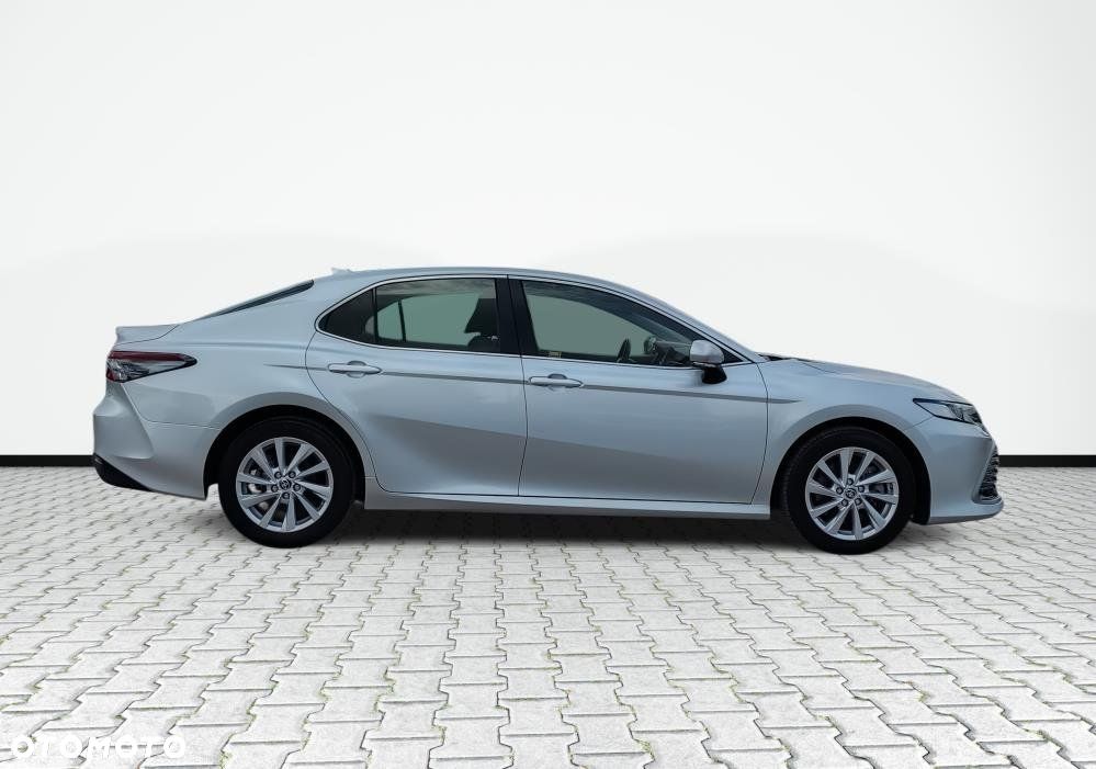 Toyota Camry - 4