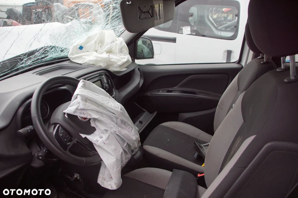 Auto na części - Fiat Doblo II Maxi Lift 1.6 MultiJet 120 KM 940C1000 C635 612A 2019R Silnik Skrzynia Drzwi Błotnik Zderzak Lampa Lusterko Klamka Szyba Deska Kokpit Sterownik Moduł Czujnik Licznik Wyświetlacz Panel Kierownica - 9