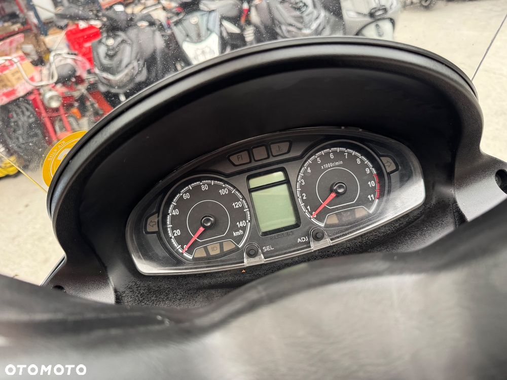 Suzuki Burgman - 16
