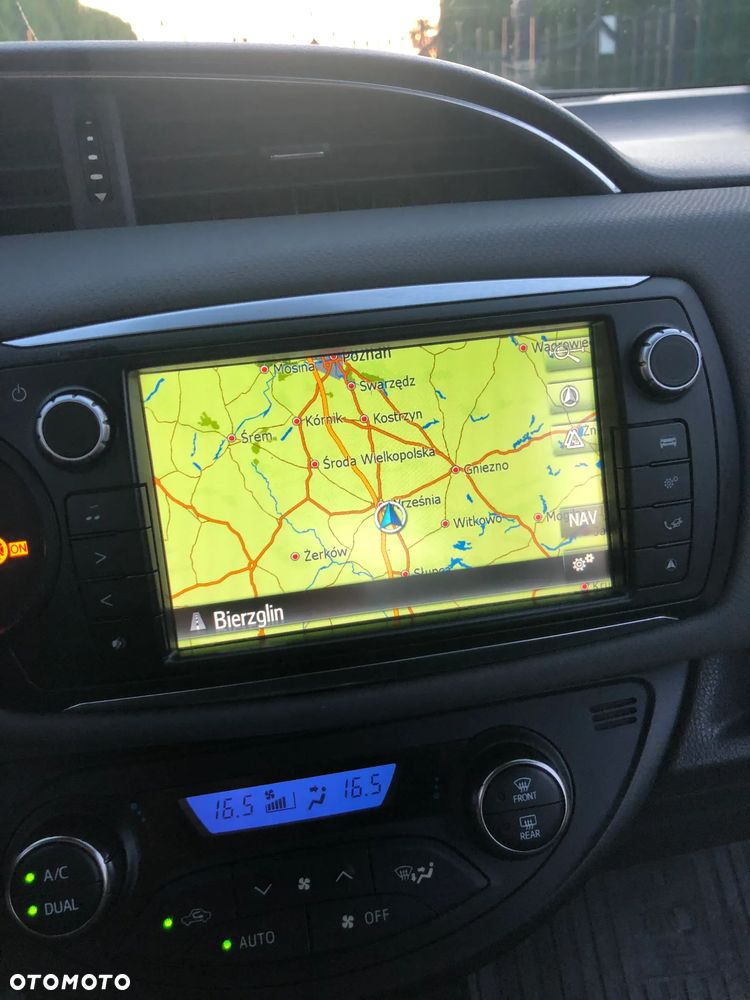 Toyota Yaris Hybrid 100 Selection Passion - 25