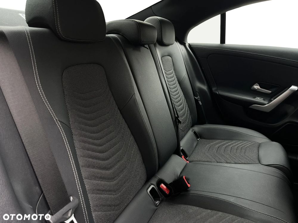 Mercedes-Benz CLA 180 7G-DCT - 38