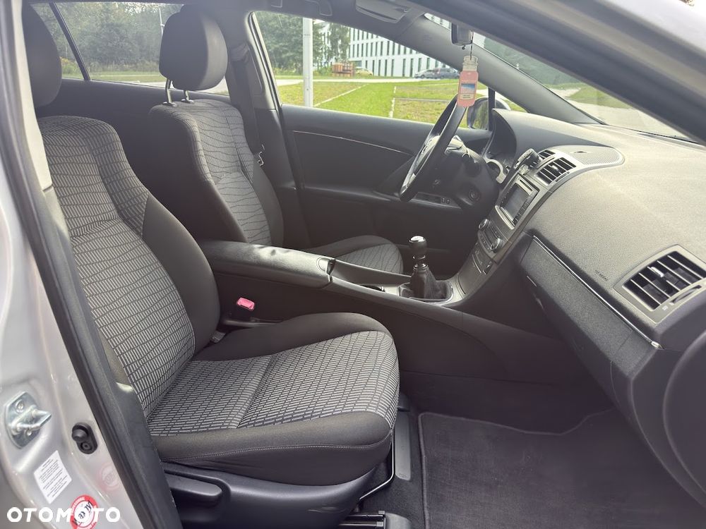 Toyota Avensis 1.8 Sol plus NAVI - 16