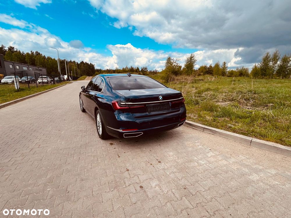 BMW Seria 7 730d xDrive mHEV - 17