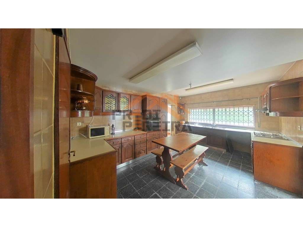 Moradia T7, isolada, com uma área de 359 m2, inserida em lote de 88... - Grande imagem: 2/39