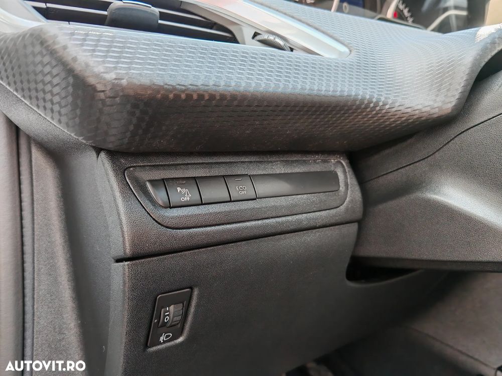 Peugeot 2008 1.2 L PureTech STT Allure - 14