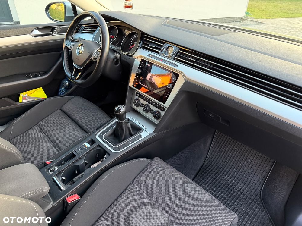 Volkswagen Passat 2.0 TDI (BlueMotion Technology) Trendline - 15