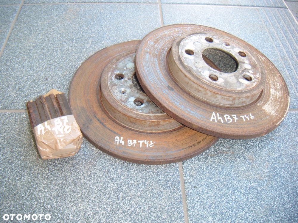 audi a4 b7 2.0 tfsi tarcze hamulcowe tył z klockami - 1