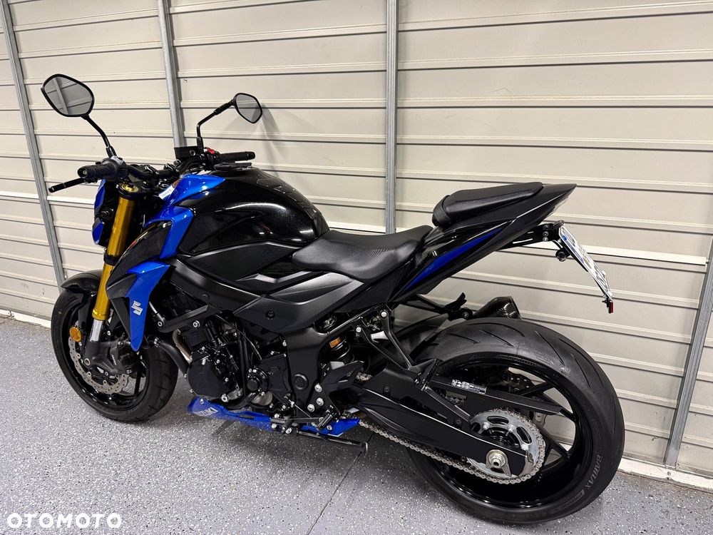 Suzuki GSX - 16