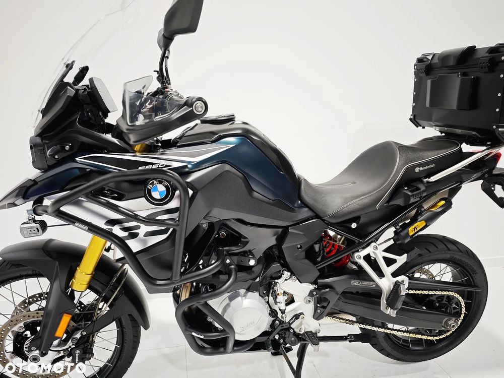 BMW F - 22