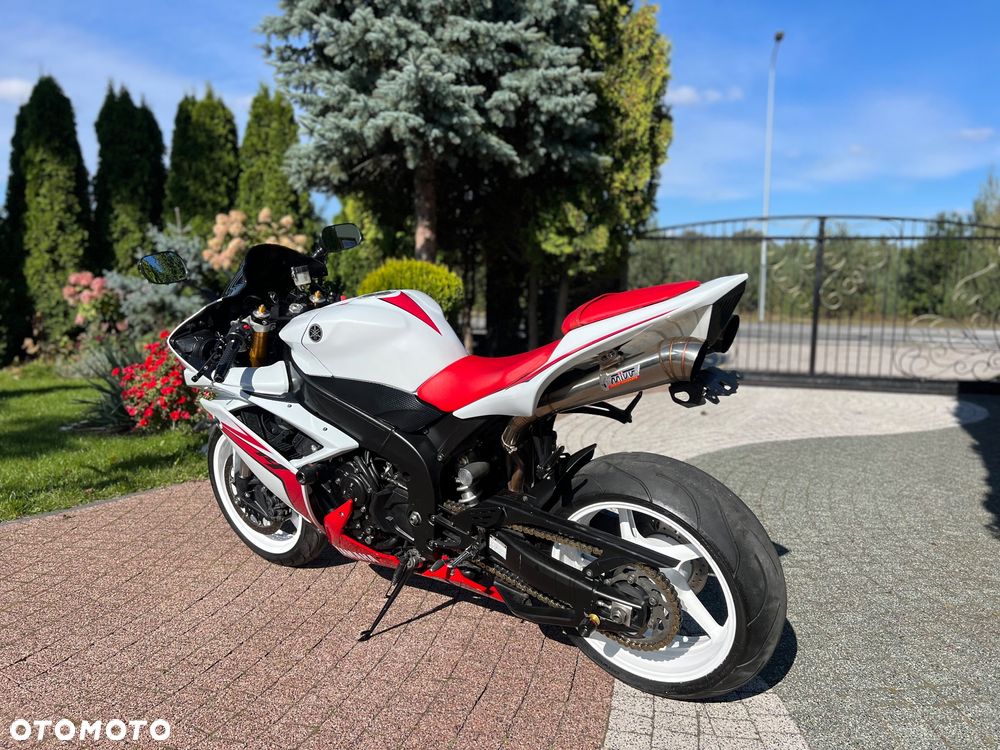 Yamaha R1 - 16