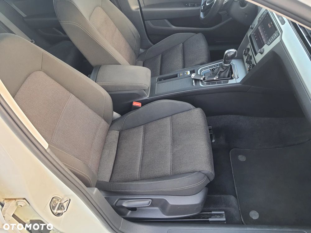 Volkswagen Passat 2.0 TDI SCR DSG Comfortline - 19