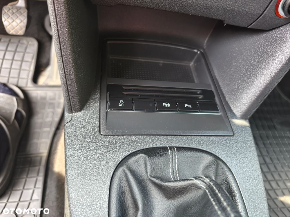 Volkswagen Touran 2.0 TDI DPF STYLE - 27