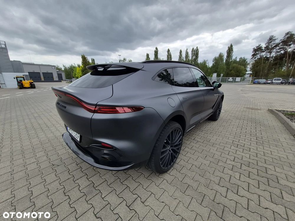 Aston Martin DBX - 9