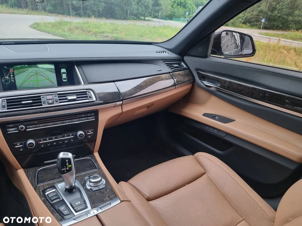BMW Seria 7 740Li - 32
