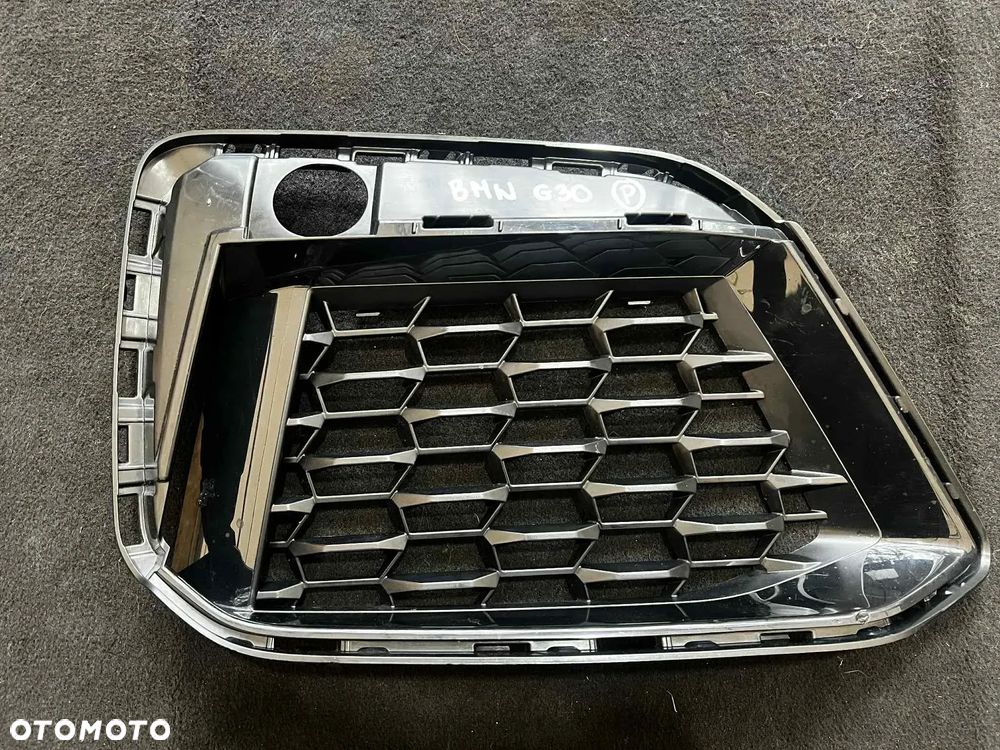 Bmw Seria 5 G30/G31 - KRATKA ZDERZAKA PRAWA - Dokładka wlotu powietrza przód -  8098670 - 4