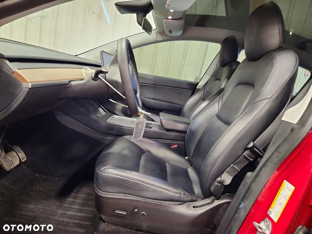 Tesla Model Y - 8