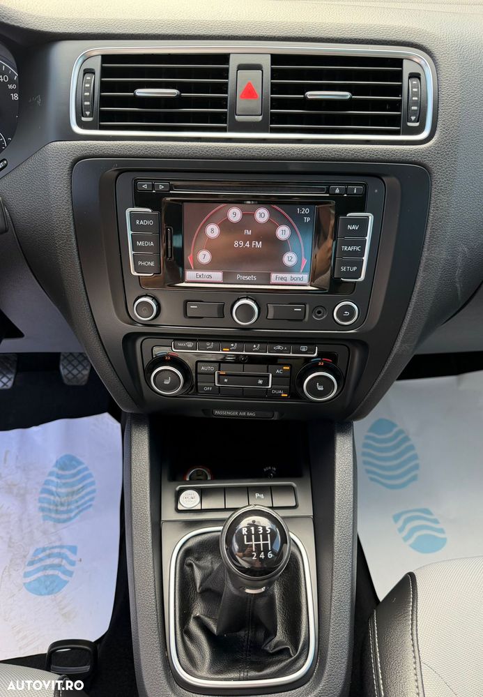 Volkswagen Jetta 2.0 TDI Highline - 11