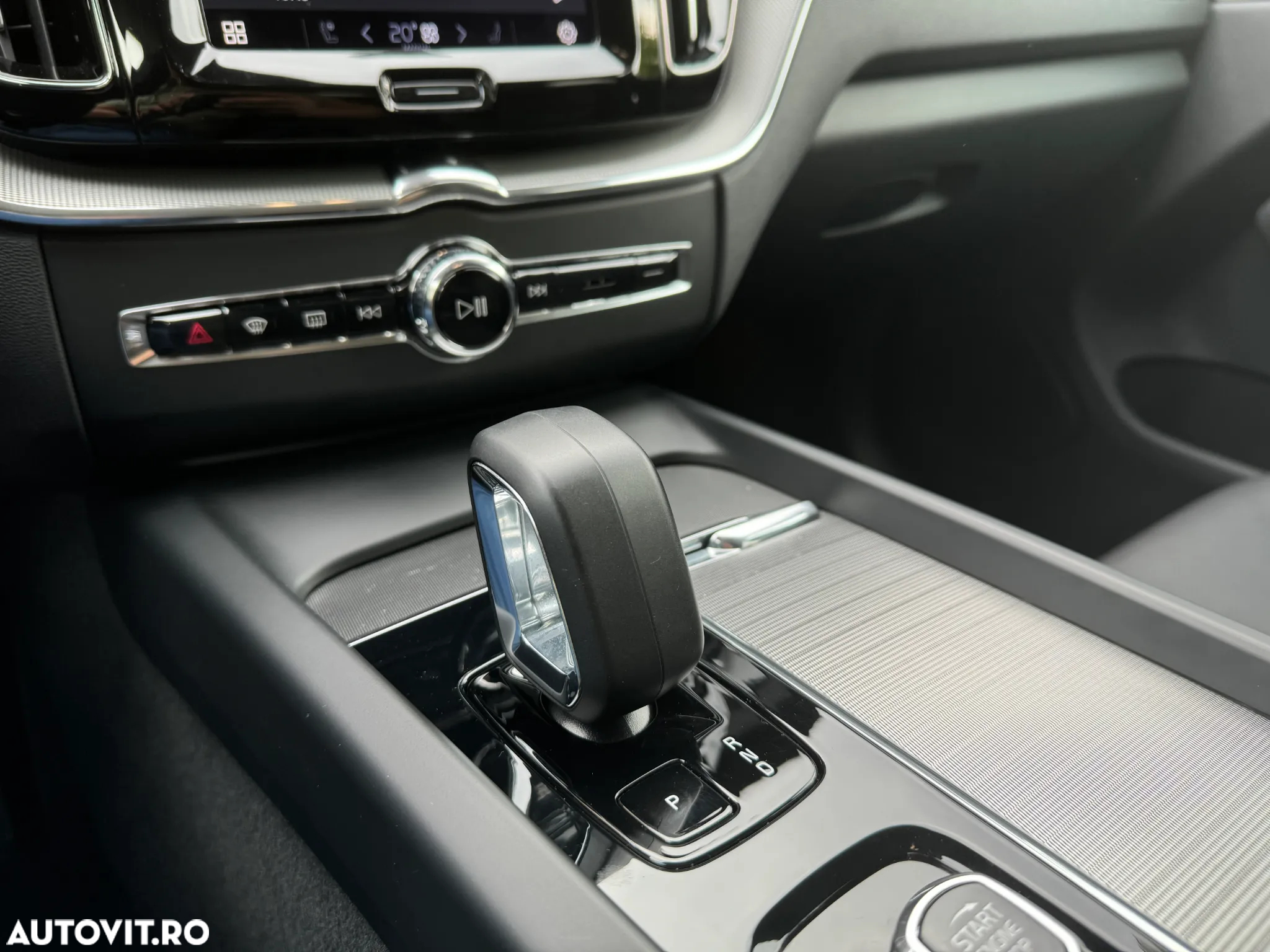 Volvo XC 60 B4 MHEV AT FWD Core - 14
