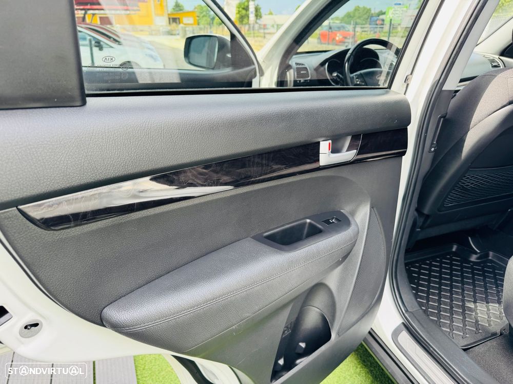 Kia Sorento 2.0 CRDi TX Tecto Panorâmico - 27