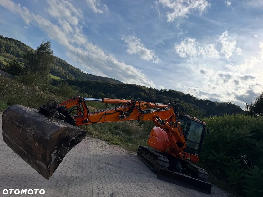 Komatsu Koparka Gąsienicowa 8 ton PC80MR-3. Sprowadzona z Norwegii. Centralne smarowanie!! Maszyna jak Nowa 2016rok. Niski Przebieg3x łamane Ramię. Klimatyzacja ser.DEKRA. Własna pompa paliwa. Ani deka luzów i wycieków. Gąsienice klepki bez zużycia! Podwozie w pięknym stanie. Okazja Maszyna zadbana!! Po serwisach eksploatacyjnych. - 16