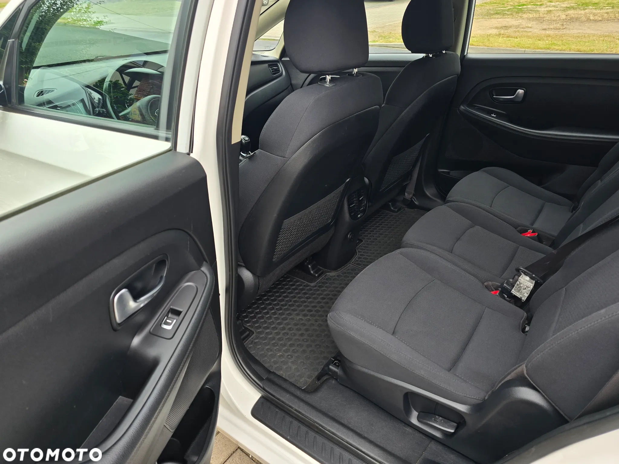 Kia Carens 1.7 CRDi 115 UEFA EURO 2016 - 16
