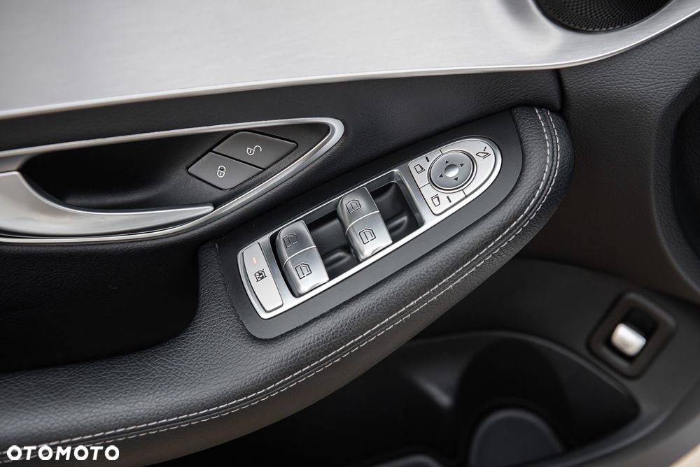 Mercedes-Benz Klasa C 180 9G-TRONIC AMG Line - 17