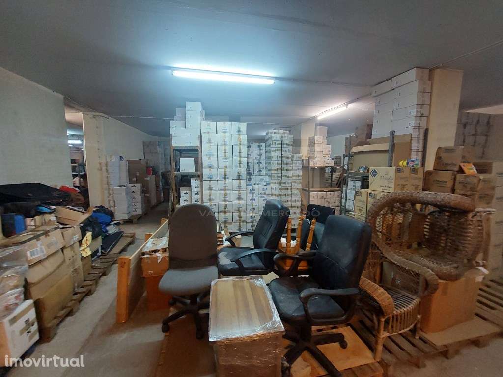 Armazém em Linda-a-Velha com 555m2 - Grande imagem: 2/21