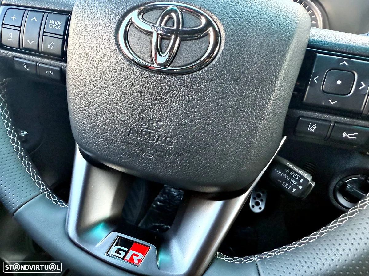 Toyota Hilux 2.8 D-4D 4WD GR Sport - 13