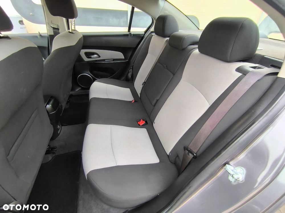 Chevrolet Cruze 1.8 LS - 27