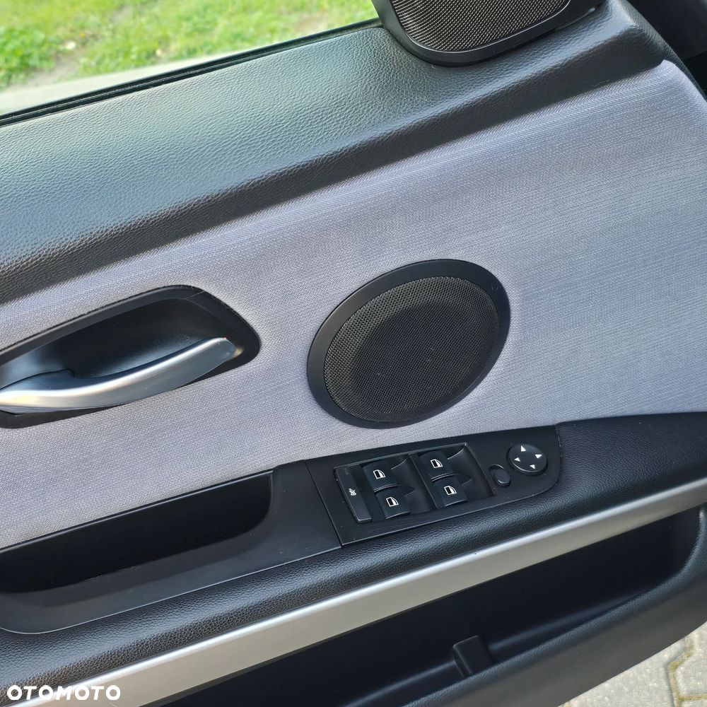 BMW Seria 3 320i Touring - 25