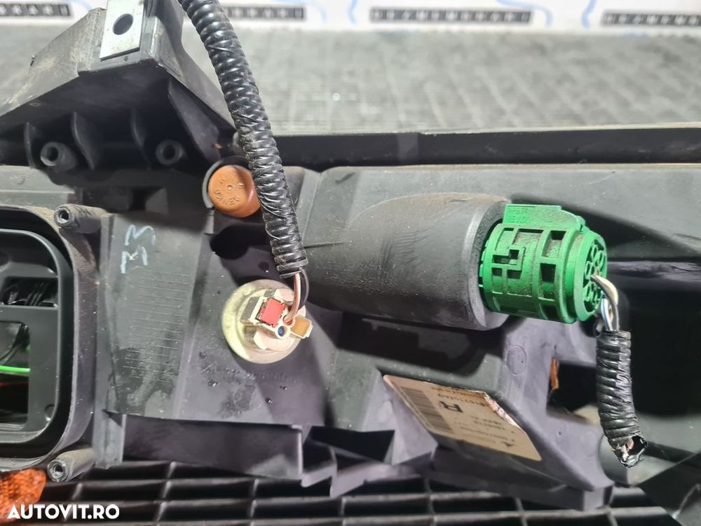 Far Dreapta Jeep Cherokee V 2013 - 2017 SUV 4 Usi (951) Fara xenon - 5