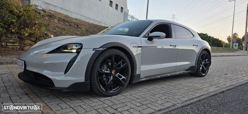 Porsche Taycan Cross Turismo 4 - 5