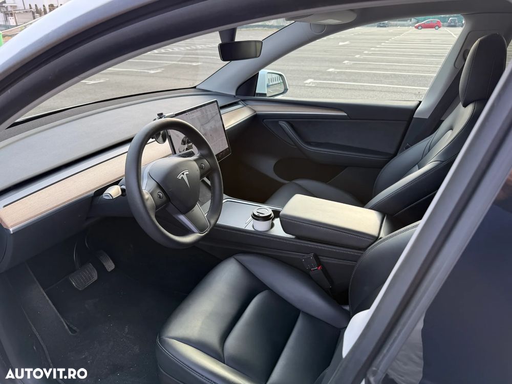 Tesla Model Y - 11