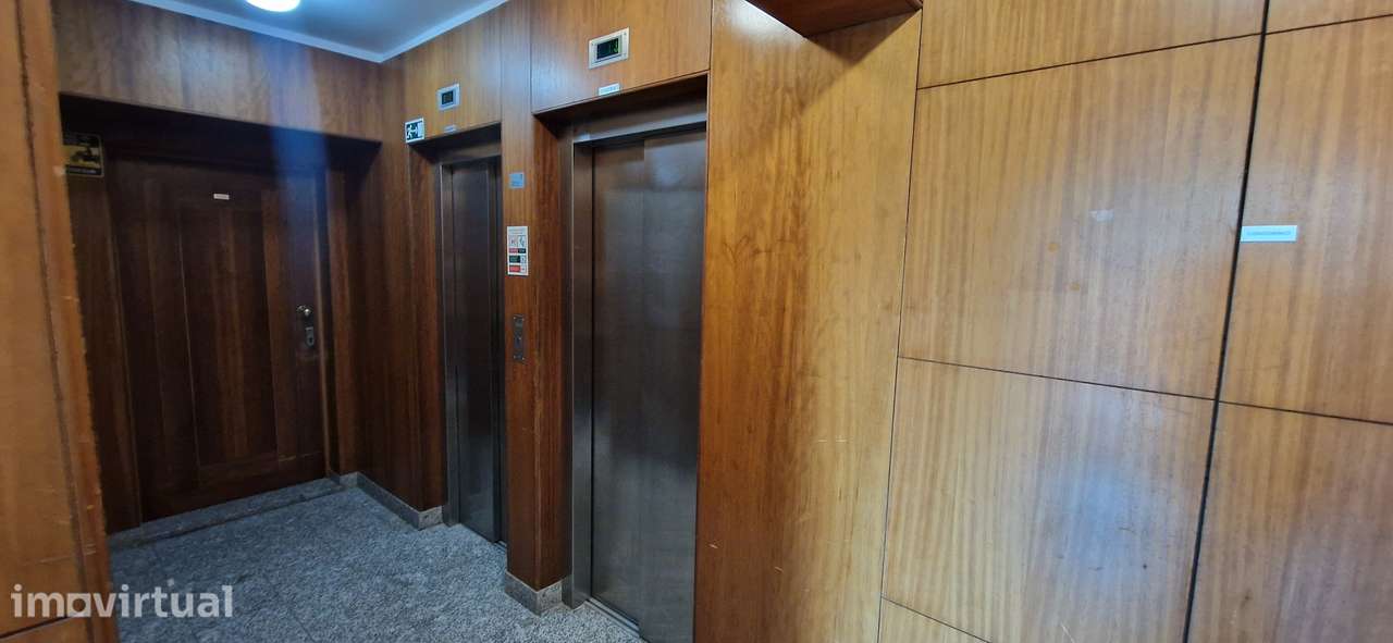 Apartamento T2 com lugar de garagem, localizado na zona do Viso - Grande imagem: 5/22