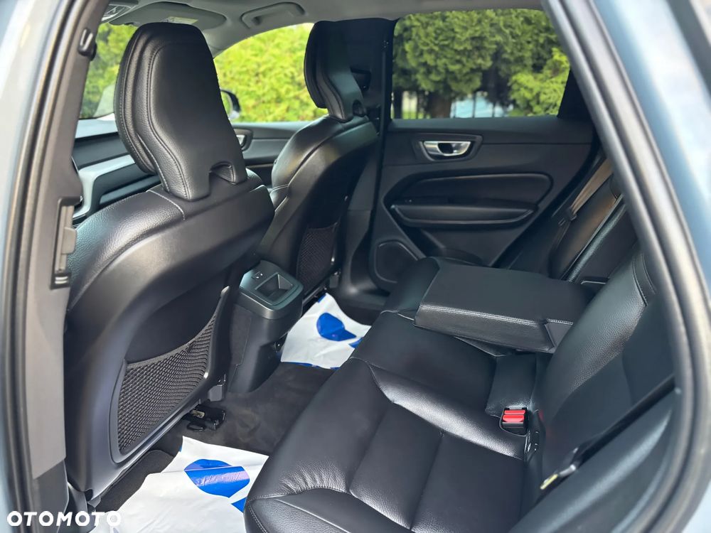 Volvo XC 60 B4 D AWD Plus Dark - 22