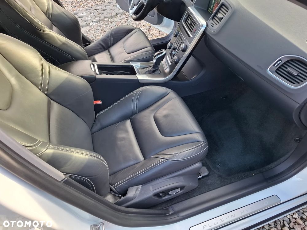 Volvo V60 D6 AWD Plug-in Hybrid R-Design Summum - 20