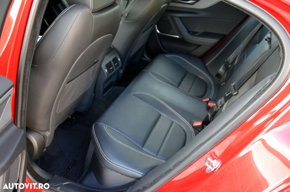 Jaguar XE D200 RWD MHEV R-Dynamic HSE - 28