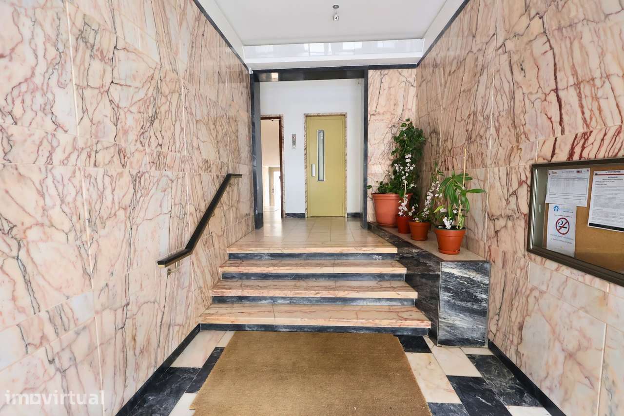 Apartamento espaçoso no Restelo: luz natural, varandas e carácter únic - Grande imagem: 3/22